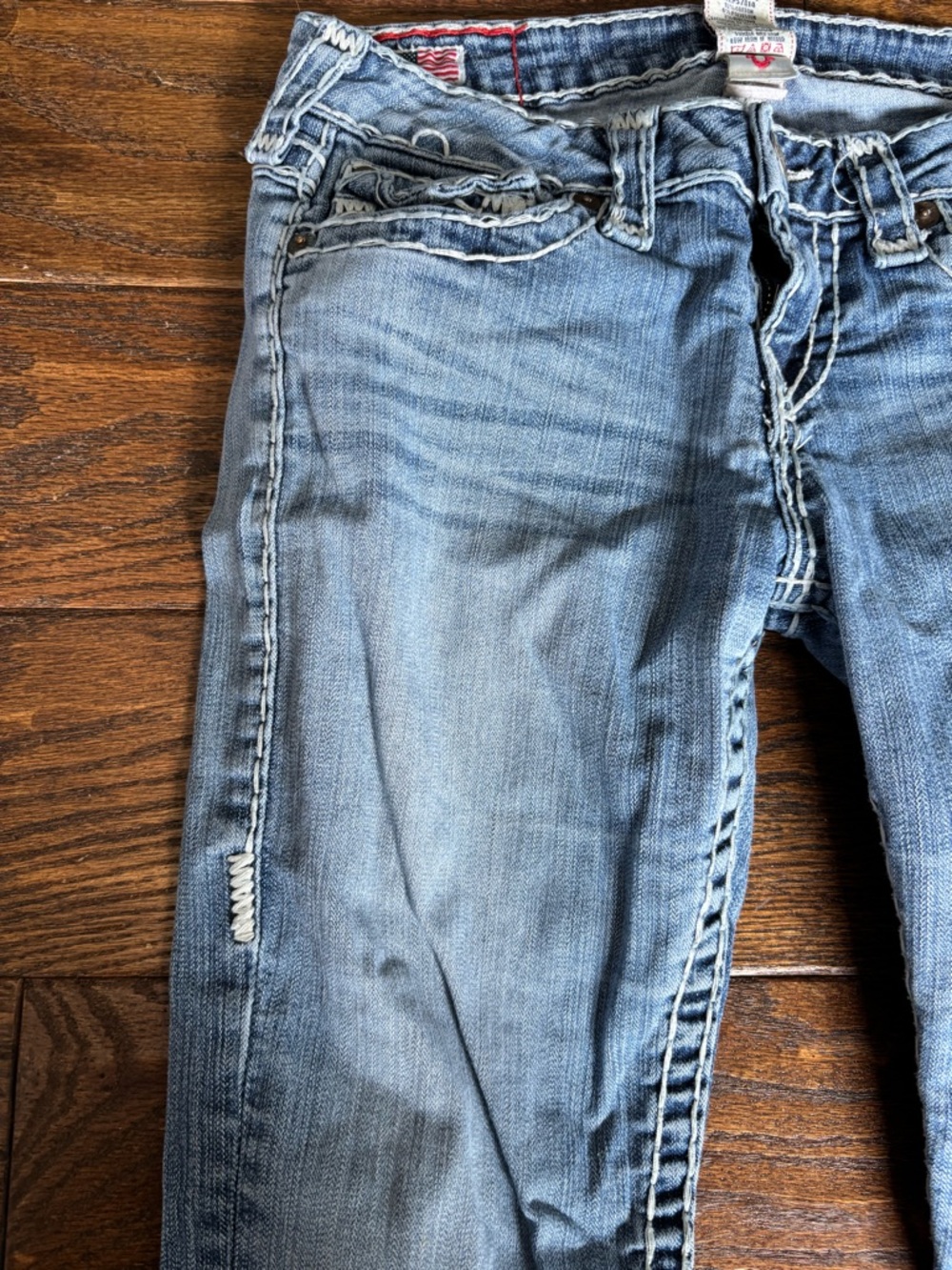 True Religion Women’s Light Wash Boot Cut Jeans with Signature Back Pockets - Picture 7 of 7